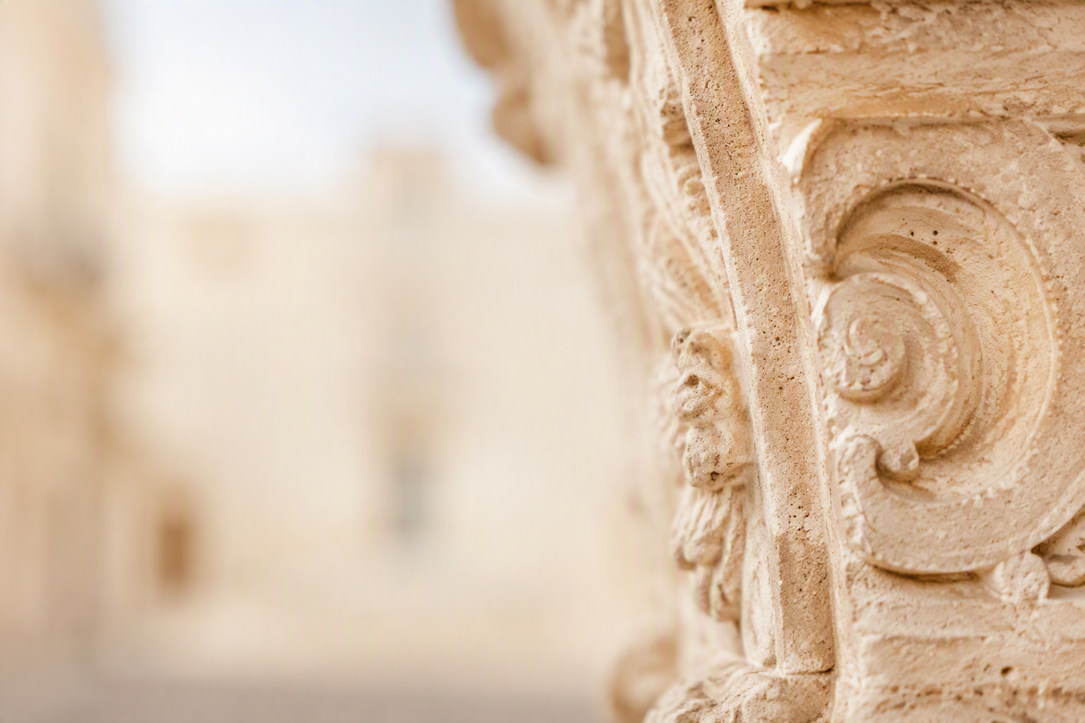 Dettaglio di un capitello in pietra leccese scolpita a Corigliano d'Otranto
